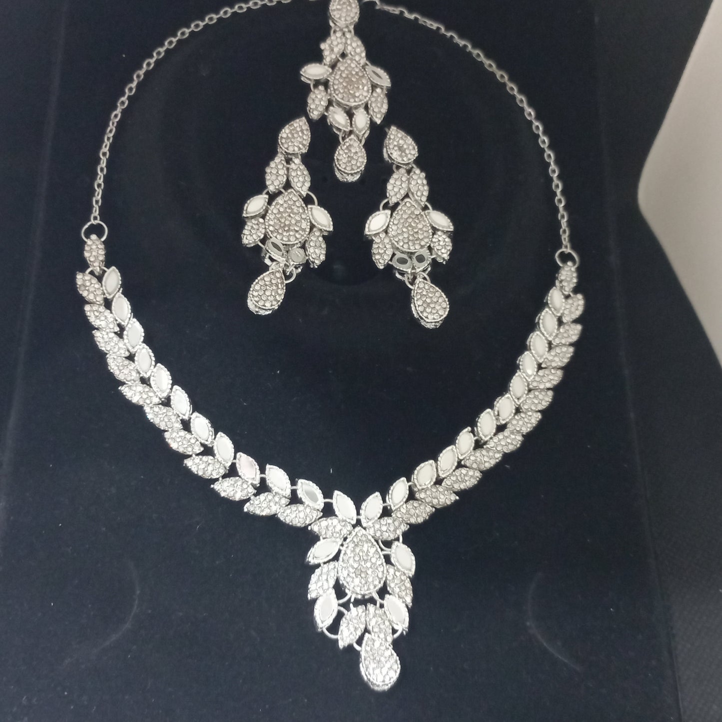 Exquisite Silver Leaf Drop Necklace and Earrings Set - Elegant Artificial Jewelry for Special Occasions