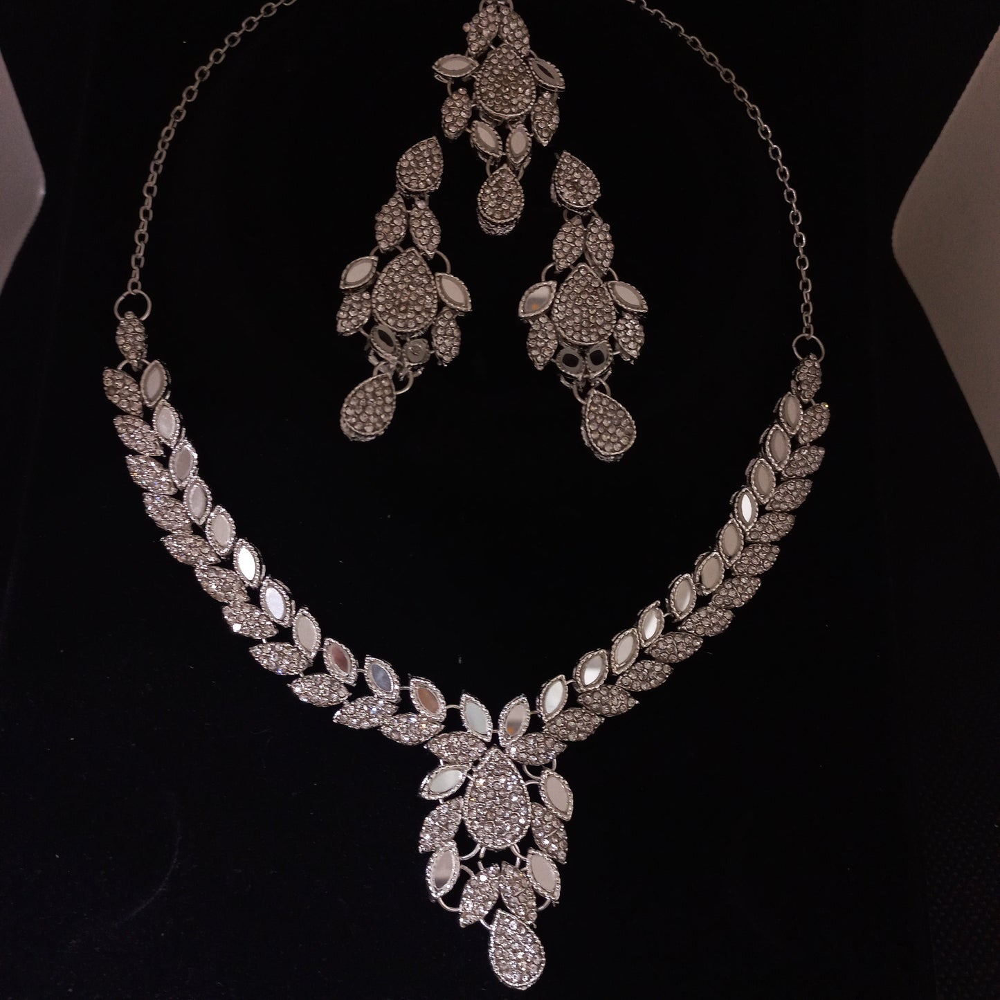 Exquisite Silver Leaf Drop Necklace and Earrings Set - Elegant Artificial Jewelry for Special Occasions